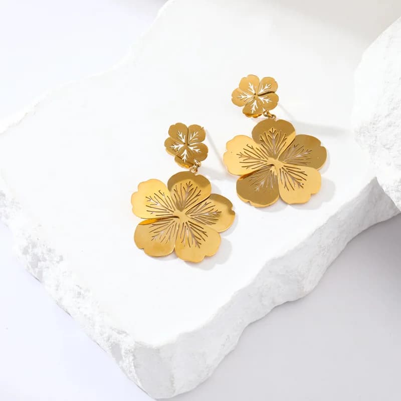 Anting-Anting Jatuh Bunga Hati Kelopak Emas Baja Tahan Karat