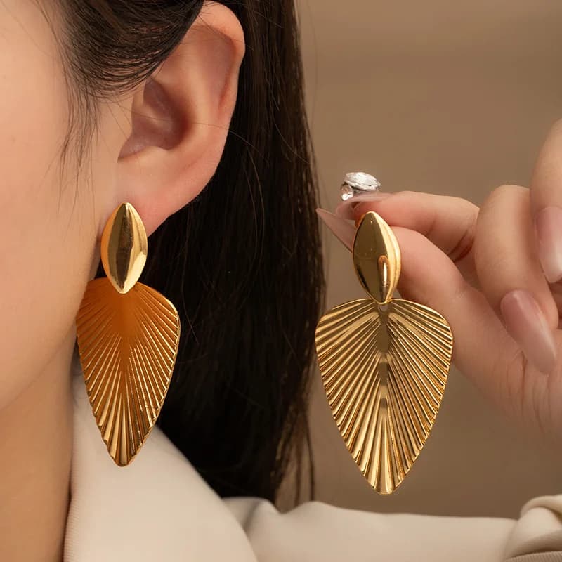 Anting-Anting Jatuh Berbulu Emas
