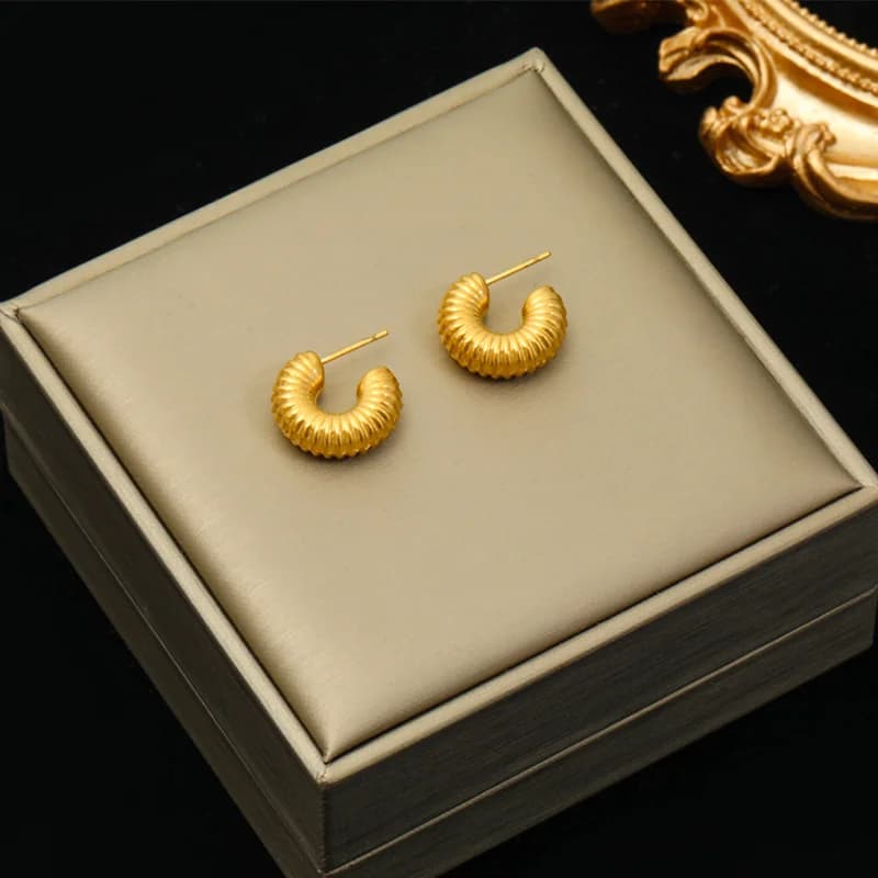 Anting-anting Lingkaran Geometri Berpilin, Warna Emas