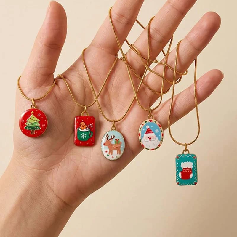 Kalung Loket Kartun Orang Salji dan Pokok