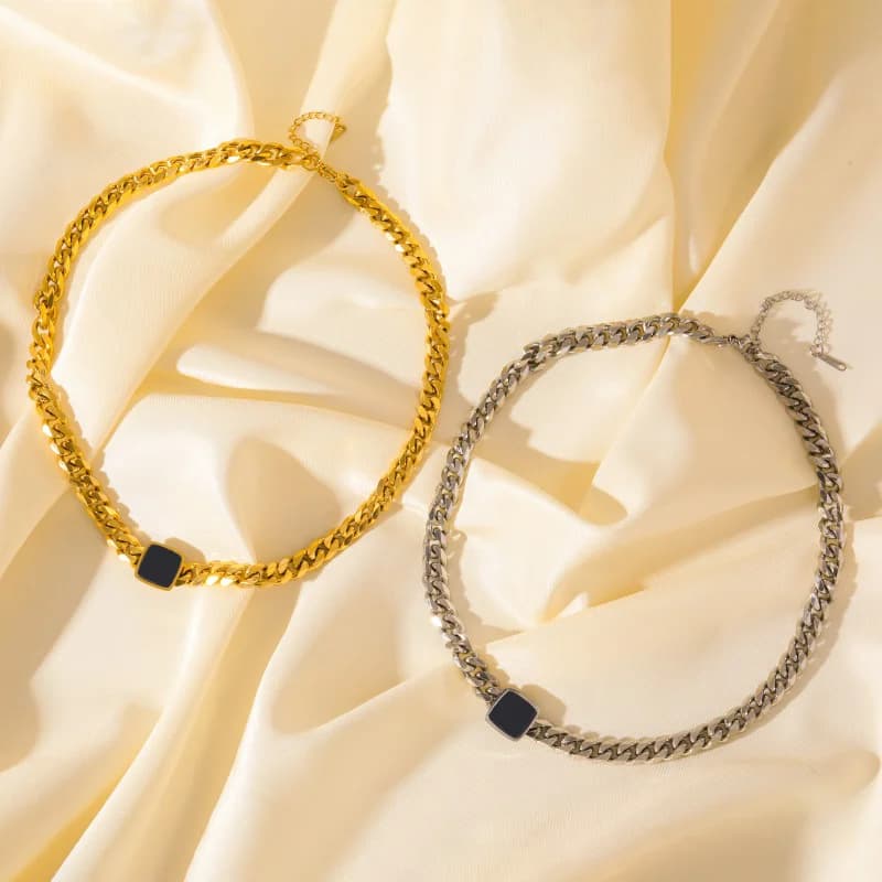 Kalung Batu Hitam Persegi Warna Emas