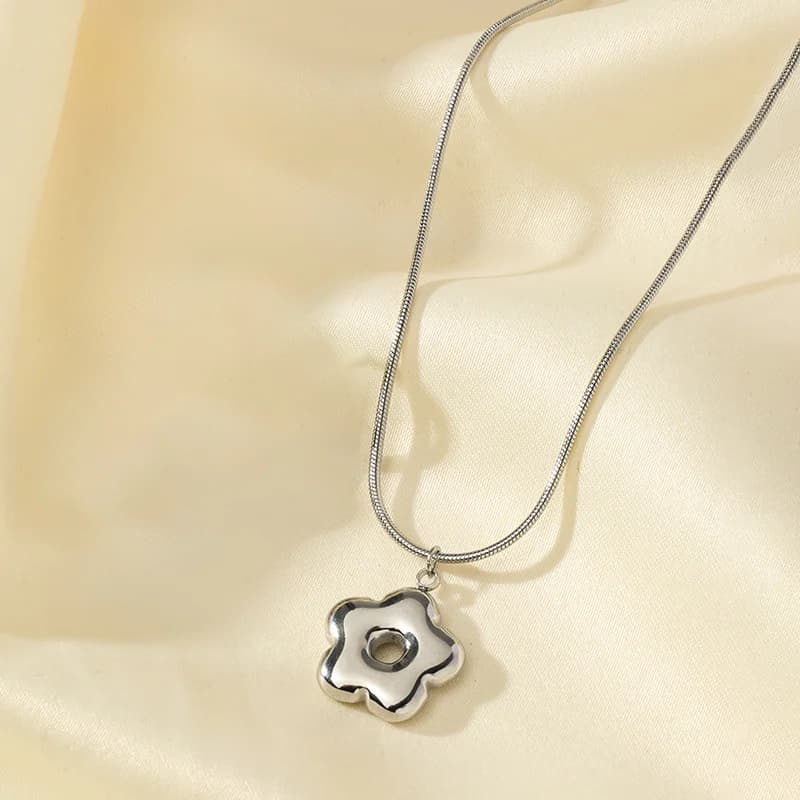 Set Kalung dan Anting-anting Bunga Emas