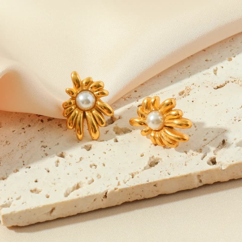 Anting-anting Mutiara Stud Emas