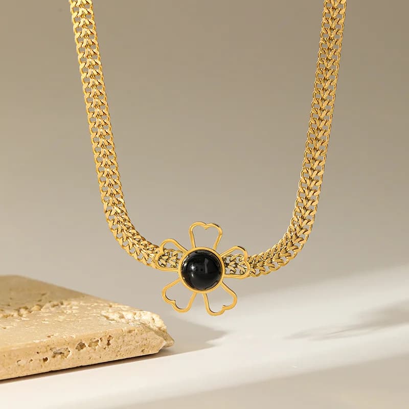 Set Kalung dan Anting-anting Bunga Batu Hitam
