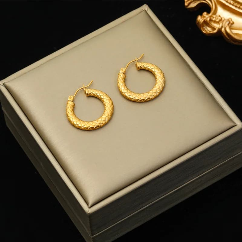 Anting-anting Lingkaran Geometri Berpilin, Warna Emas