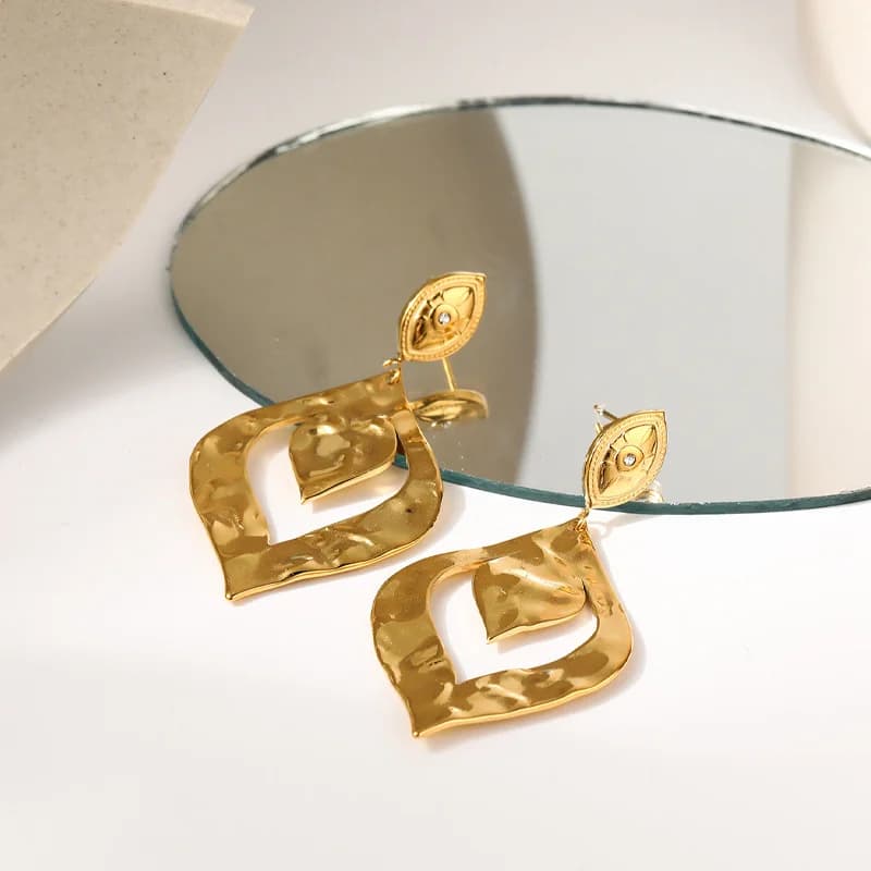 Anting-Anting Jatuh Berbulu Emas