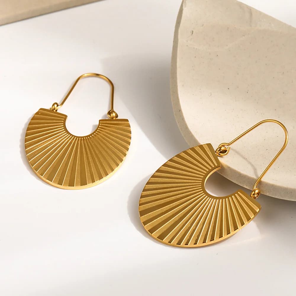 Anting-Anting Jatuh Berbulu Emas