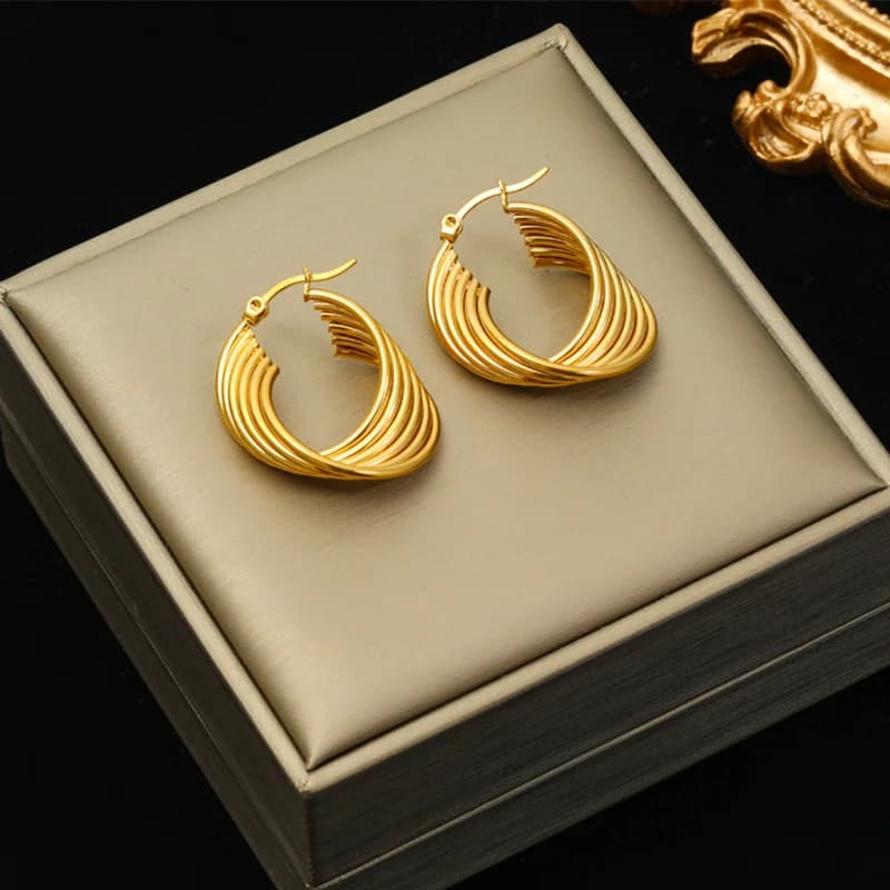 Anting-anting Lingkaran Geometri Berpilin, Warna Emas
