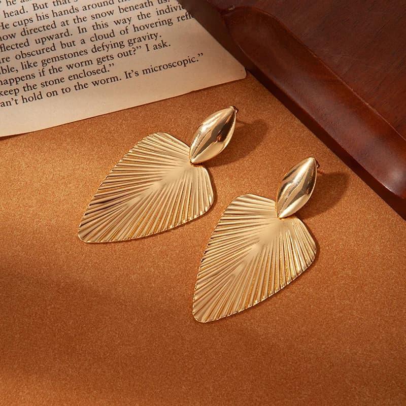 Anting-Anting Jatuh Berbulu Emas