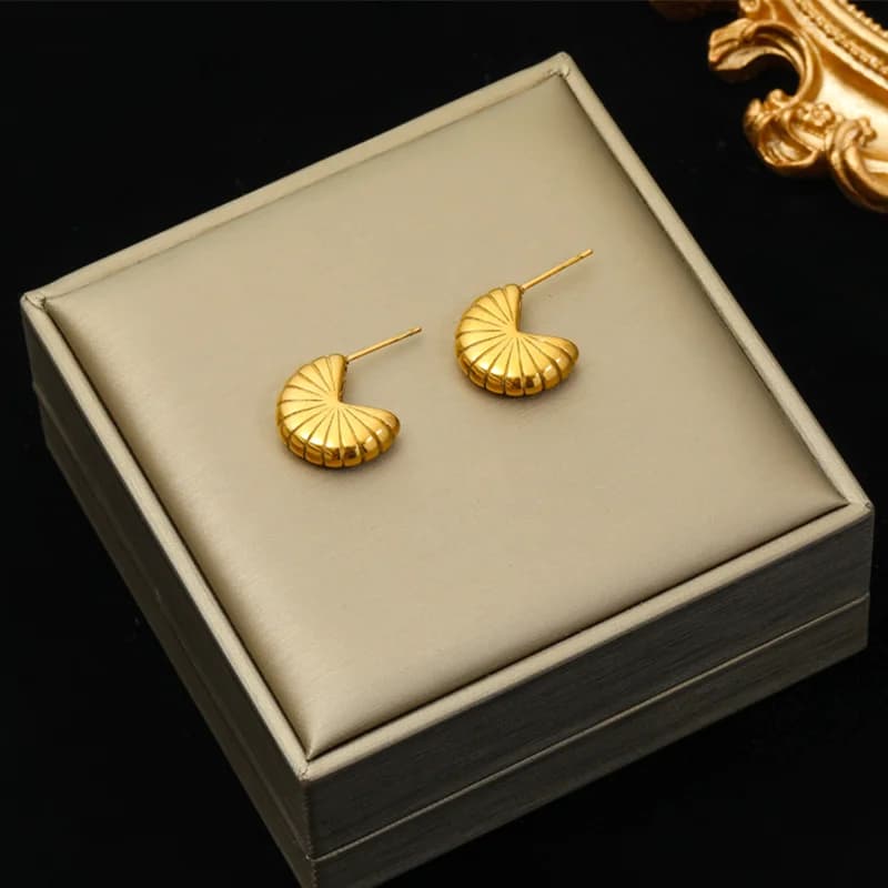 Anting-anting Lingkaran Geometri Berpilin, Warna Emas