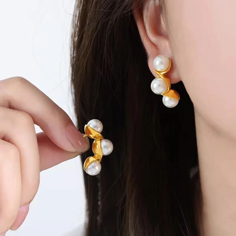 Anting-anting Mutiara Stud Emas