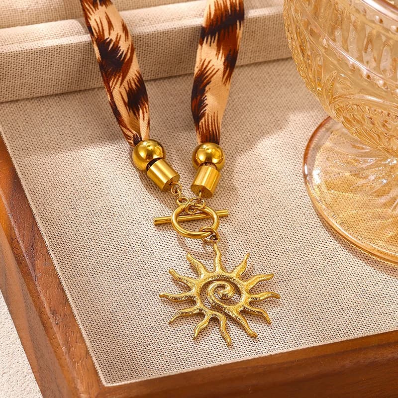 Kalung Selendang Loket Matahari Vintage