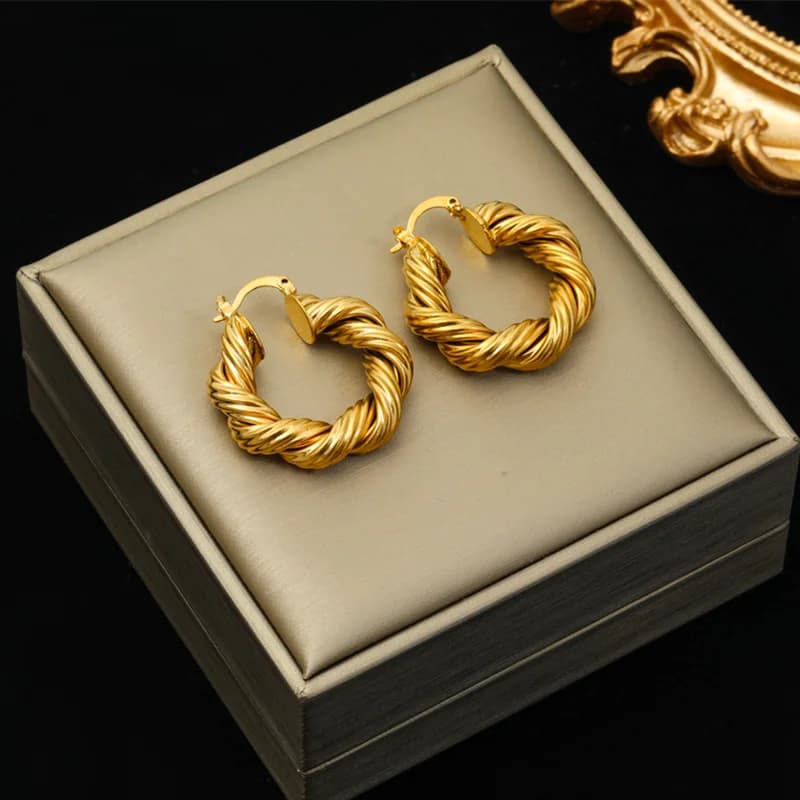 Anting-anting Lingkaran Geometri Berpilin, Warna Emas