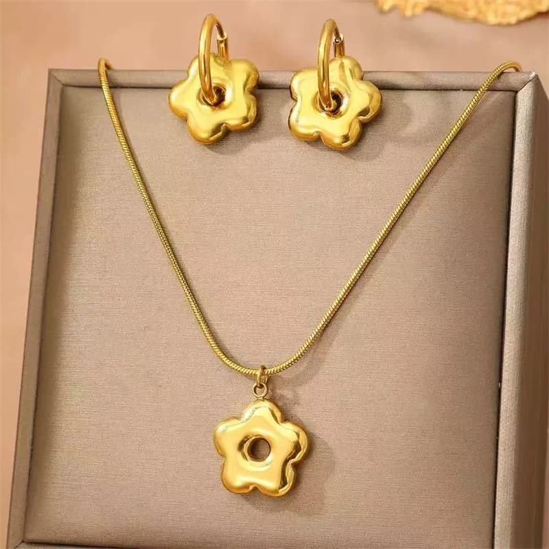 Set Kalung dan Anting-anting Bunga Emas