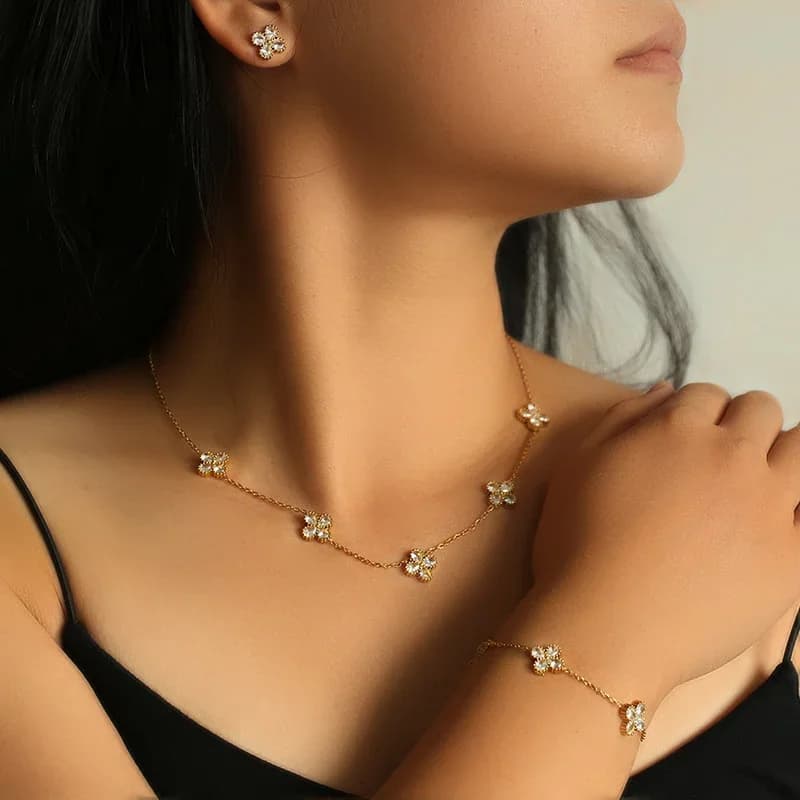 Set Perhiasan Bunga Zirkonia Putih, Kalung dan Anting-anting